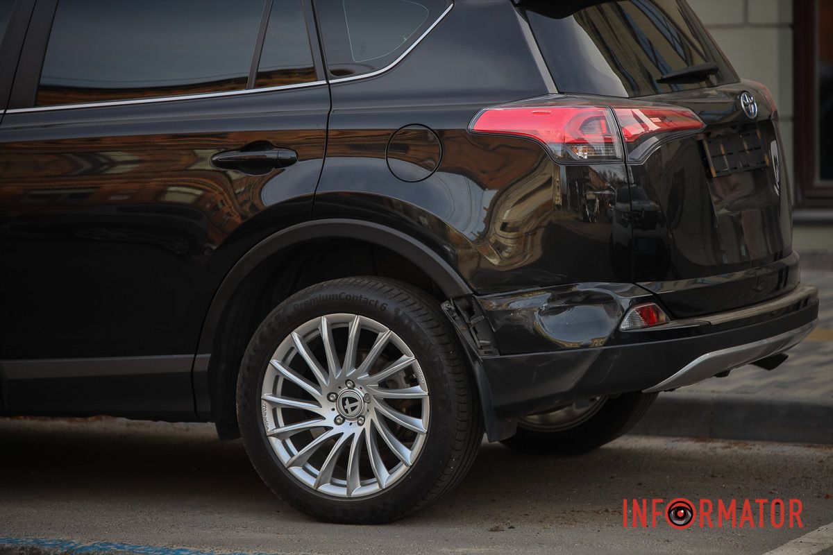 Автомобиль задел припаркованную Toyota, проехал приблизительно 10-20 метров и остановился