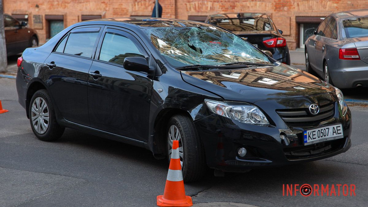 У Дніпрі на Старокозацькій Toyota збила чоловіка на переході та зачепила припарковану автівку: потерпілого забрала "швидка"