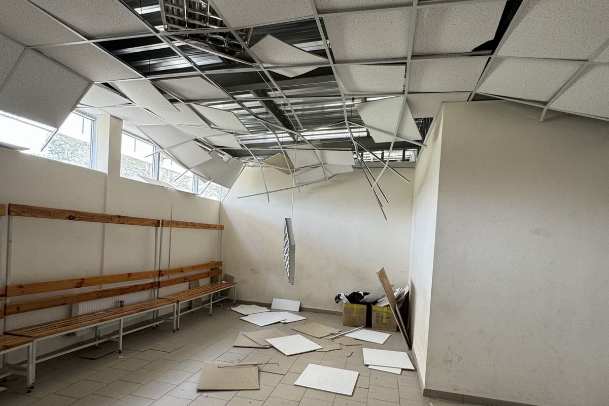 Суттєво ушкоджено критий манеж, майданчики зі штучним покриттям