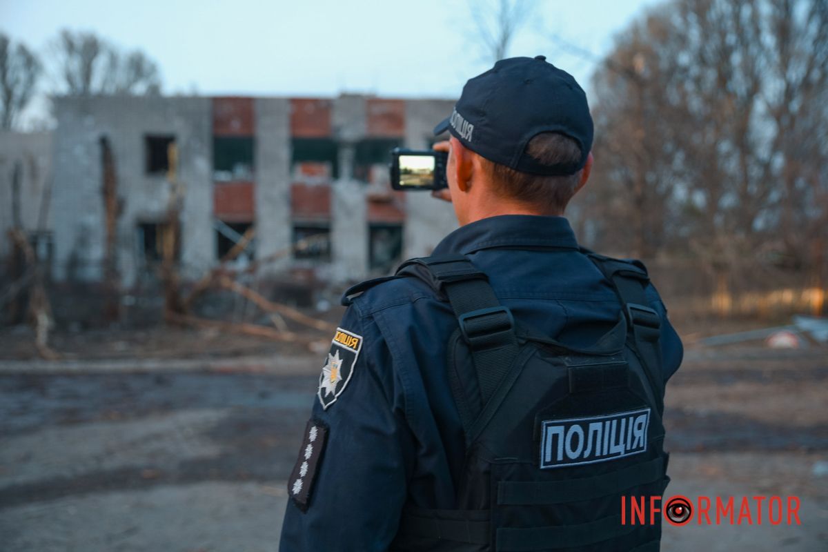 Поліцейські документують наслідки атаки