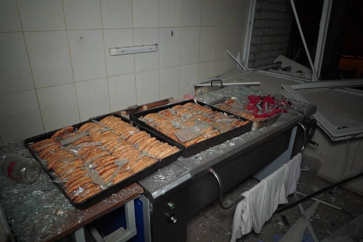 Потрощені їдальня, актова зала, фасад та вікна