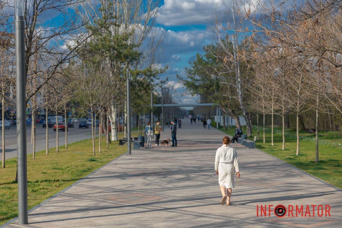 Яка вона! Яка прекрасна іноземка!