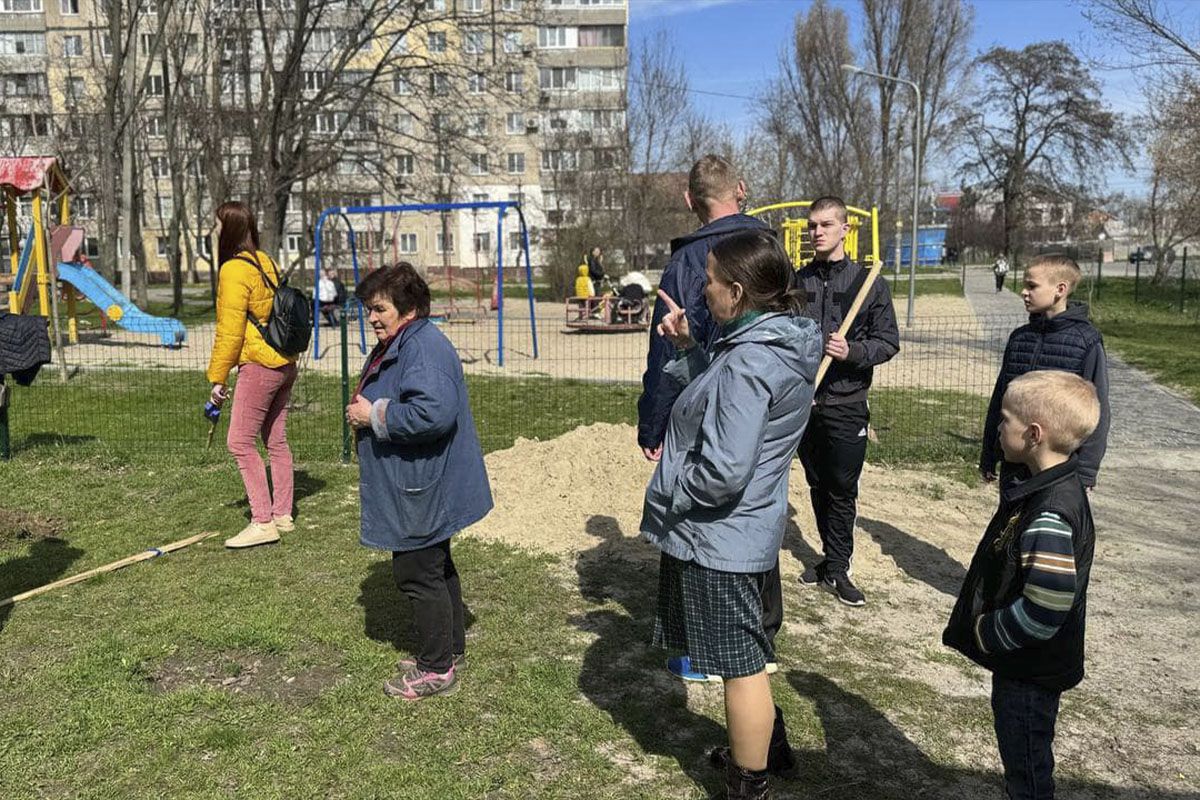 На кожному з дерев є бірка з прізвищем