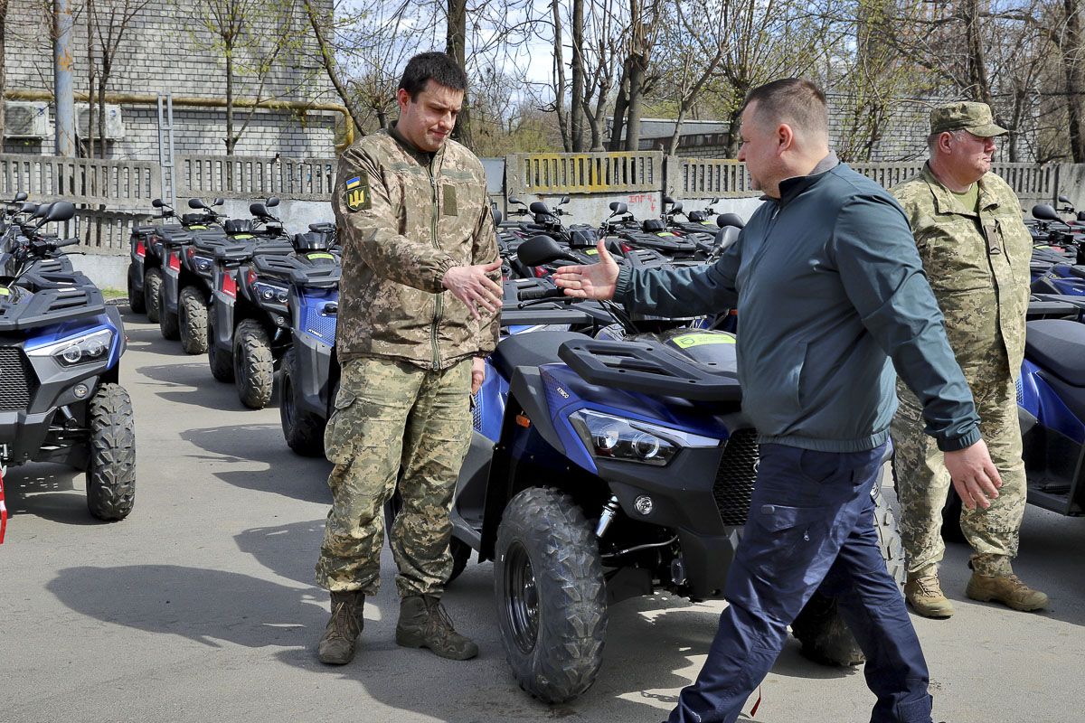 Сейчас приехала вторая партия - еще 50 квадроциклов Сейчас приехала вторая партия - еще 50 квадроциклов
