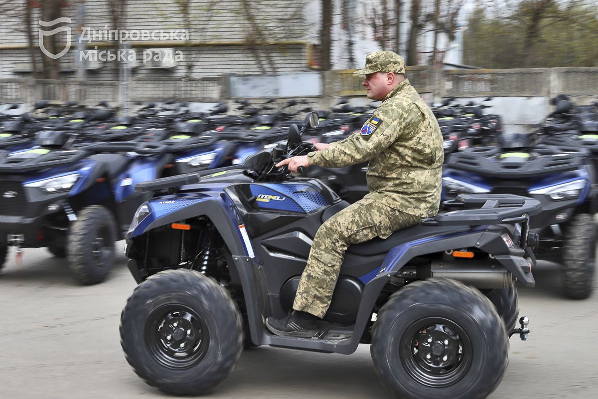 Эти транспортные средства высокопроходимы, ведь имеют колесную формулу 4х4 и мощные двигатели Эти транспортные средства высокопроходимы, ведь имеют колесную формулу 4х4 и мощные двигатели