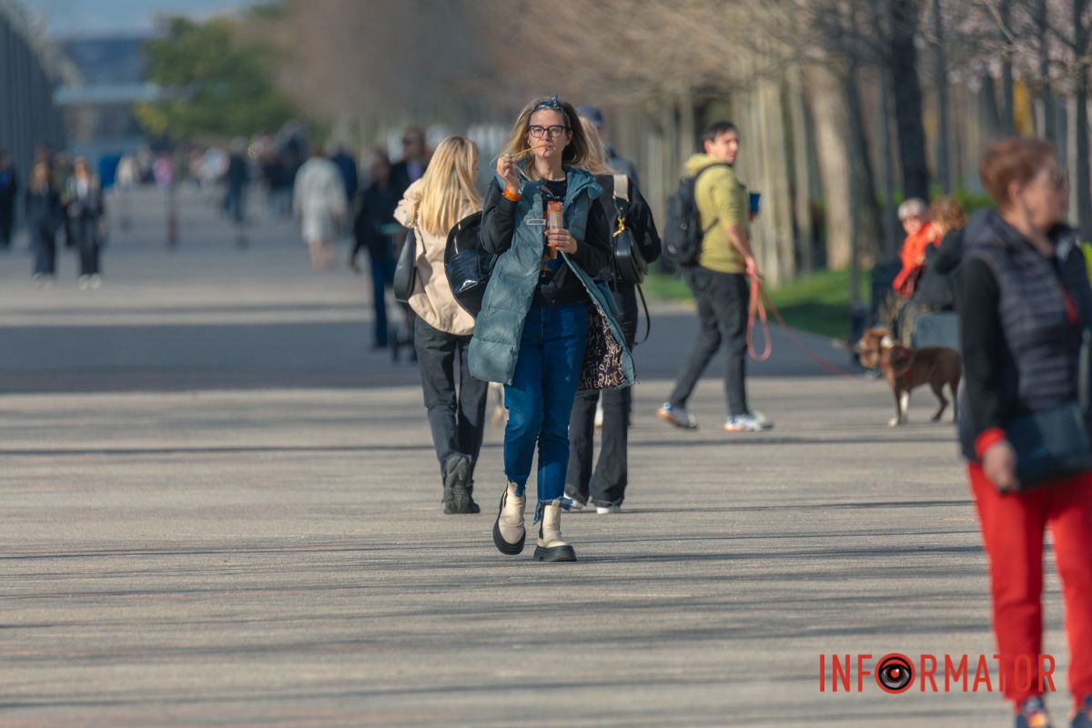 Хоч і снаряд десь поруч причаївся.