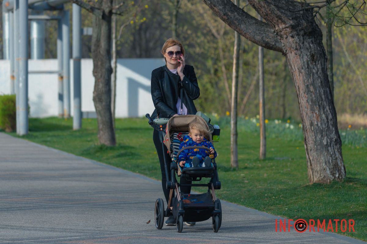Каштан свічками раптом загорівся.