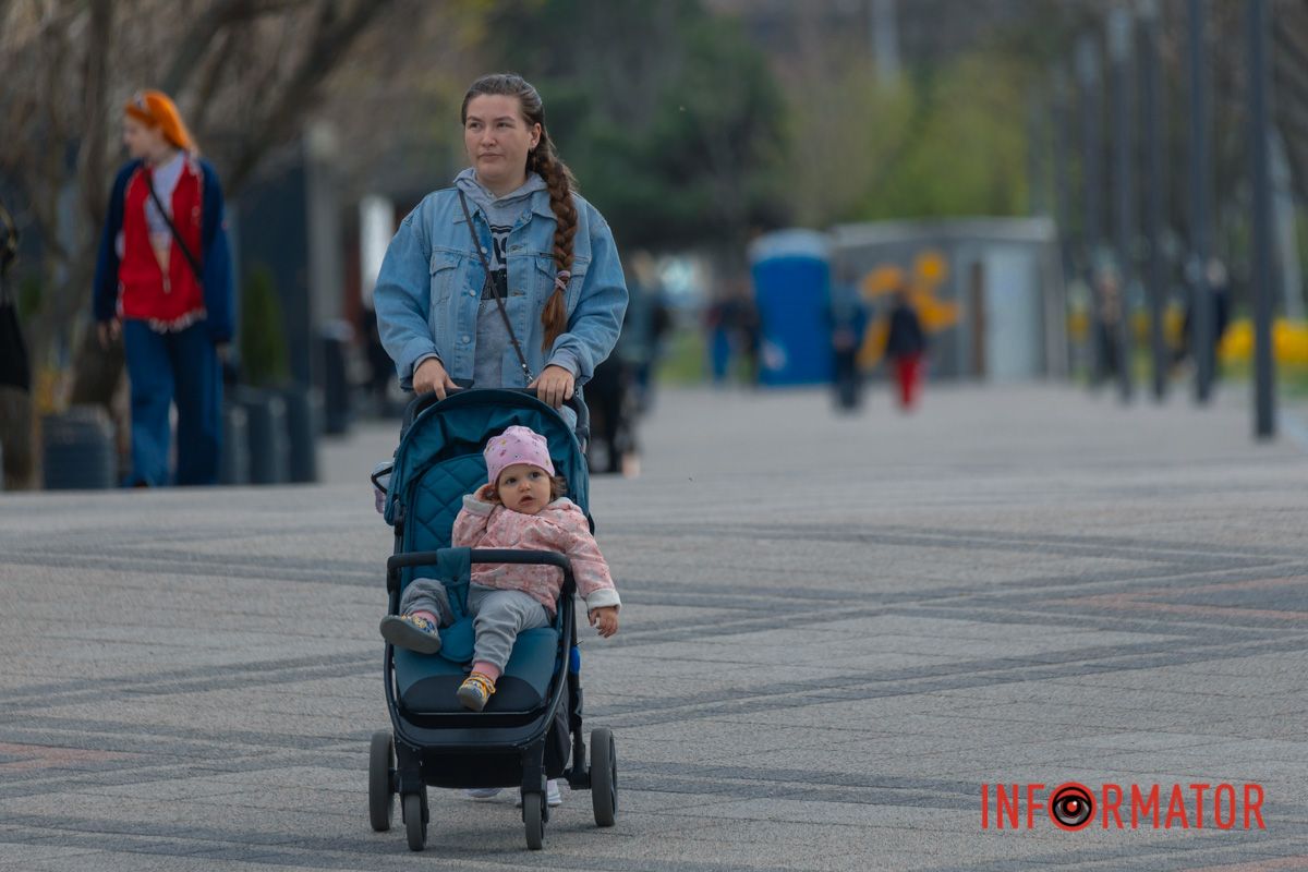 Ось на окопах квіти зацвіли,