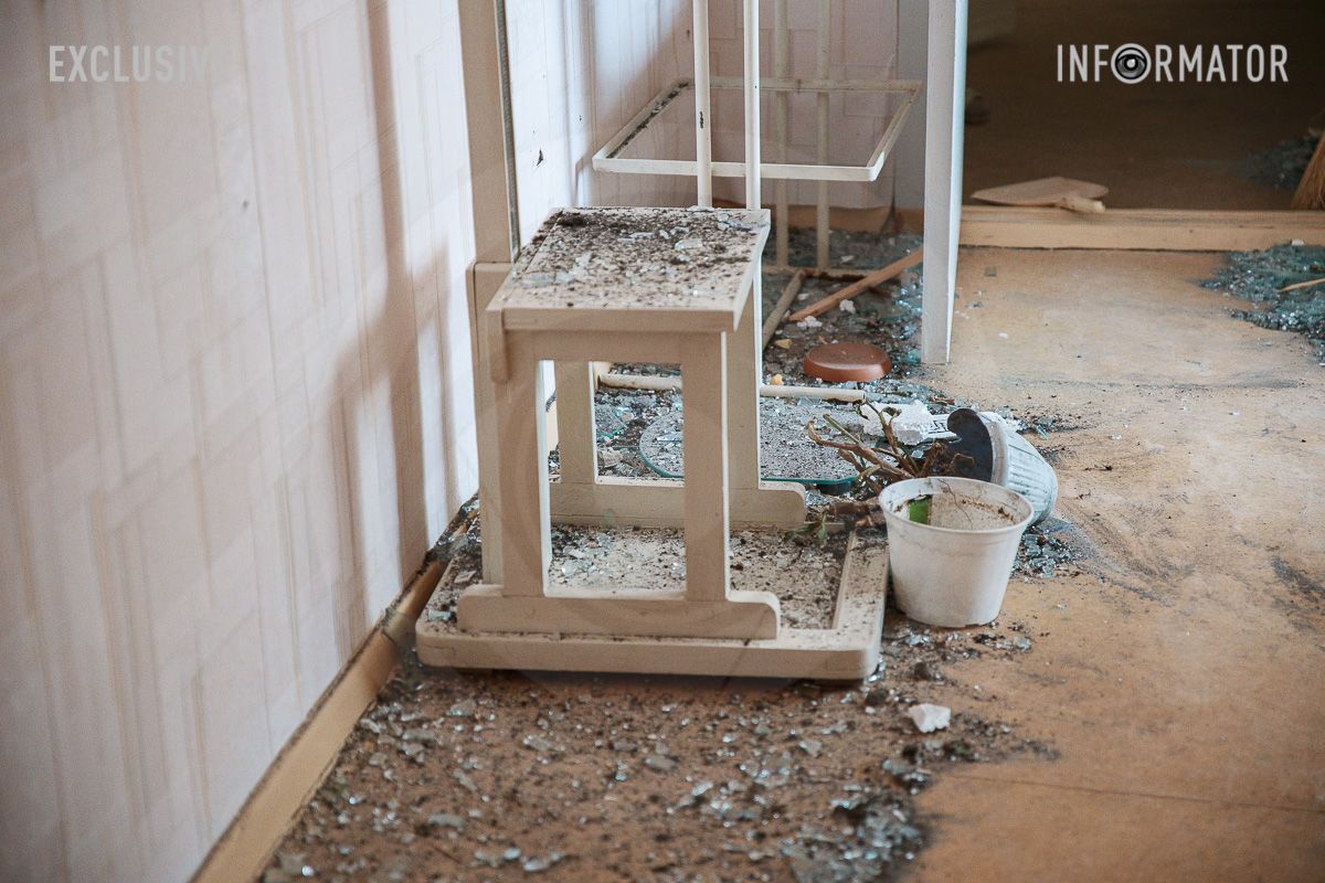 Стекло лежит на полу