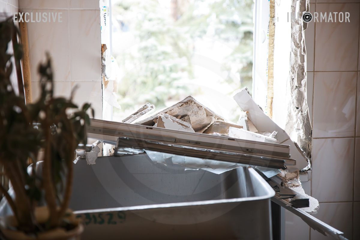 Выбитое оконное стекло