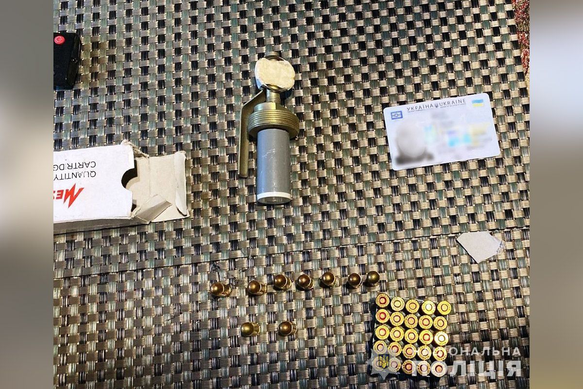 У Дніпрі двоє молодиків займались “рекетом”