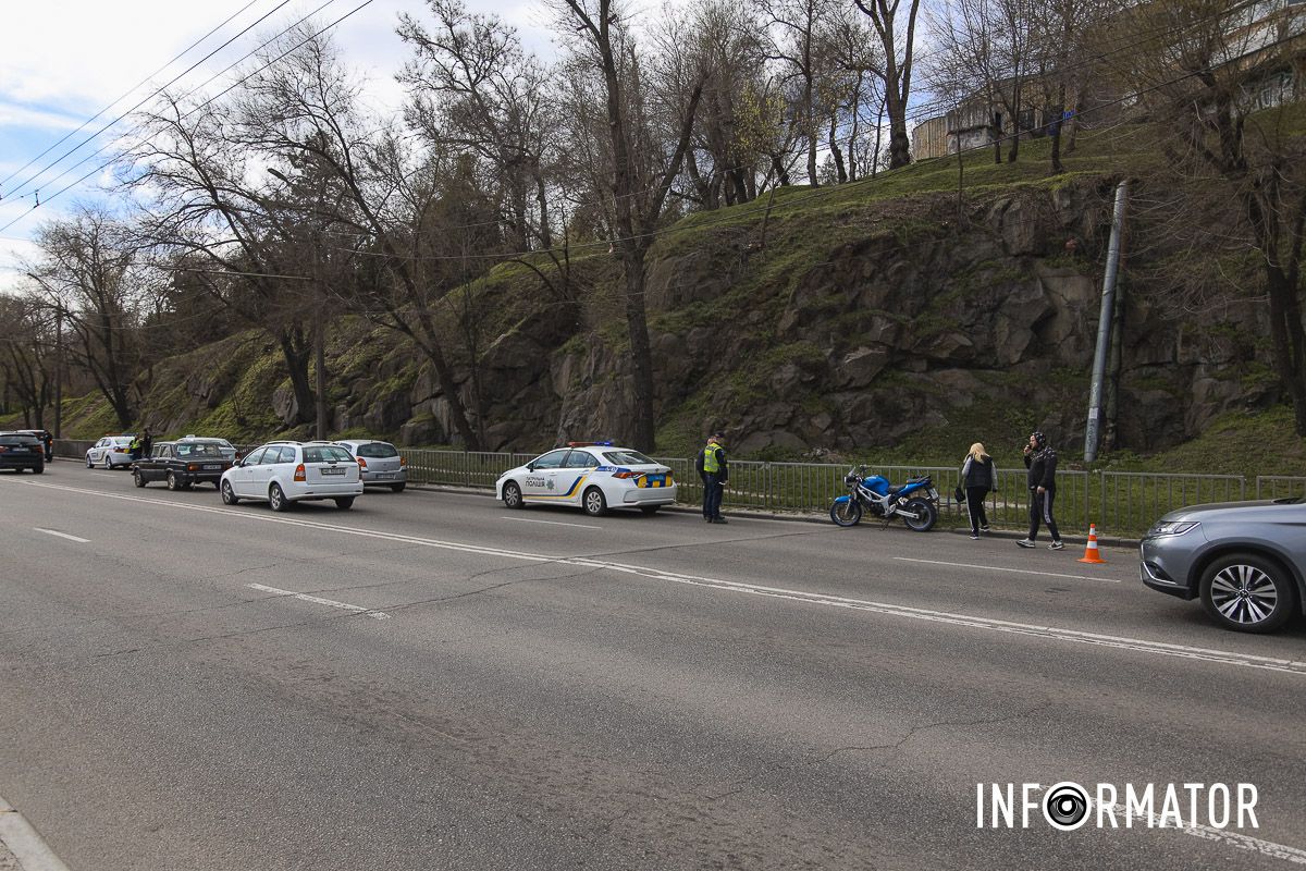Зайнята права смуга в районі пішохідного мосту на Монастирський острів Зайнята права смуга в районі пішохідного мосту на Монастирський острів