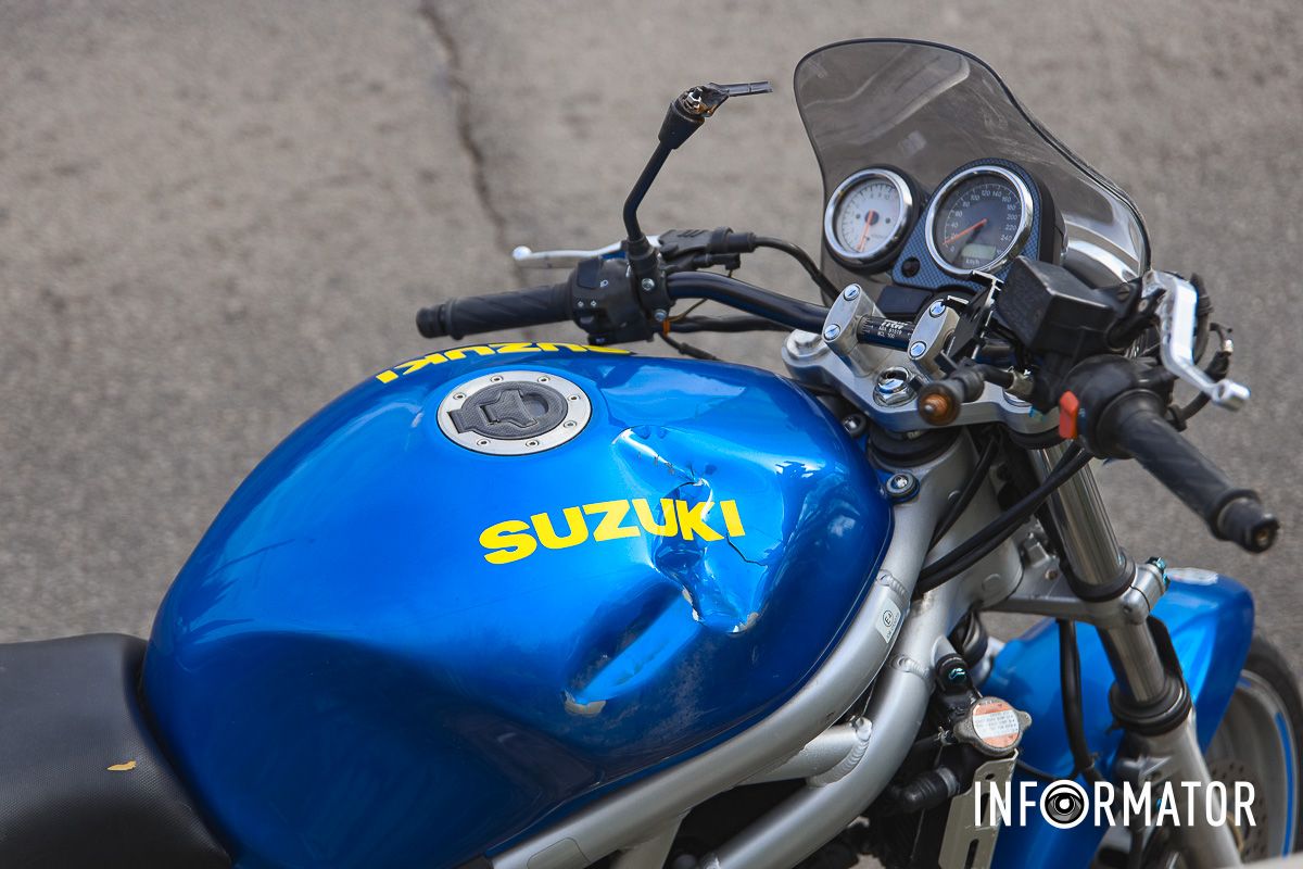 Мотоцикліст знаходиться у шоковому стані. Йому немає 18 років Мотоцикліст знаходиться у шоковому стані. Йому немає 18 років