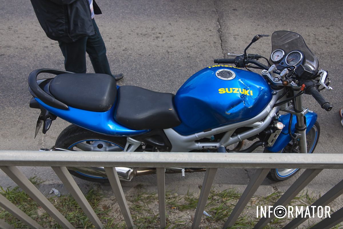 Пошкоджений мотоцикл Suzuki Пошкоджений мотоцикл Suzuki