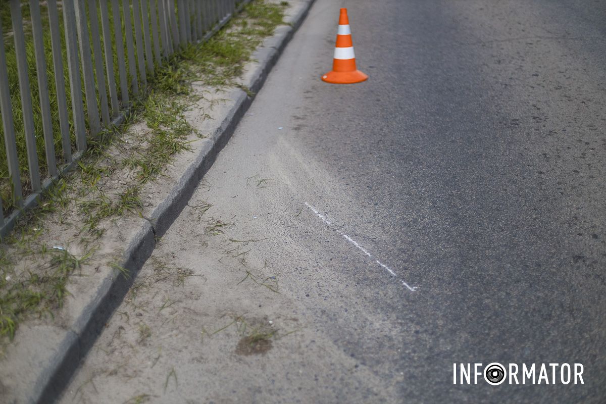 Мотоцикліст не встиг зупинитися і впав з мотоцикла, врізавшись в огорожу Мотоцикліст не встиг зупинитися і впав з мотоцикла, врізавшись в огорожу