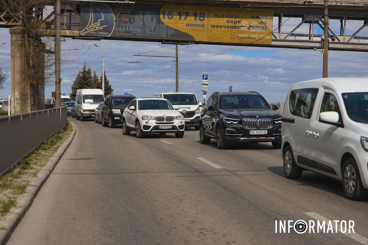 Рух Січеславською Набережною у бік житлового масиву Перемога ускладнений Рух Січеславською Набережною у бік житлового масиву Перемога ускладнений