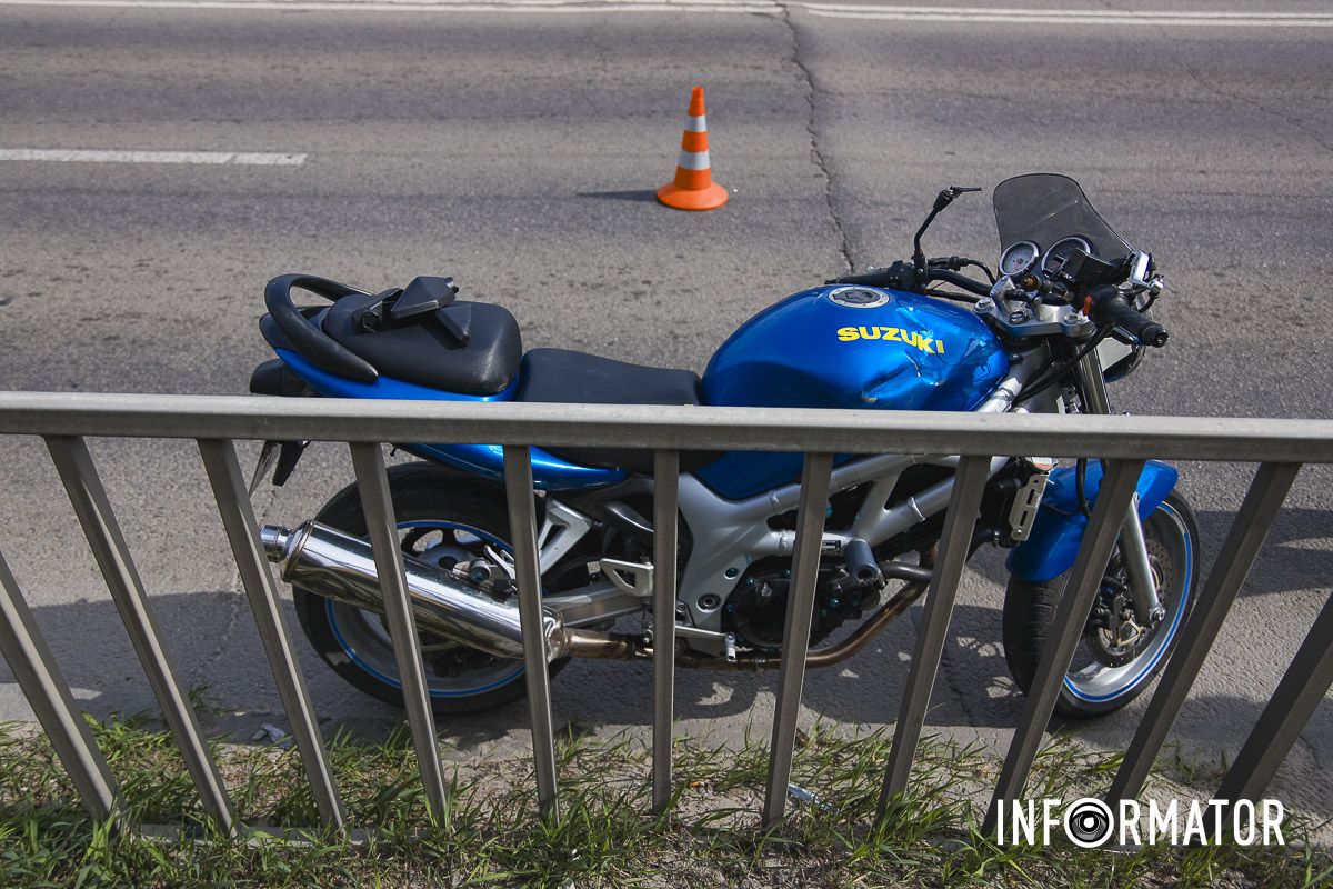 Через керманича Chevrolet розбився неповнолітній на мотоциклі Suzuki Через керманича Chevrolet розбився неповнолітній на мотоциклі Suzuki