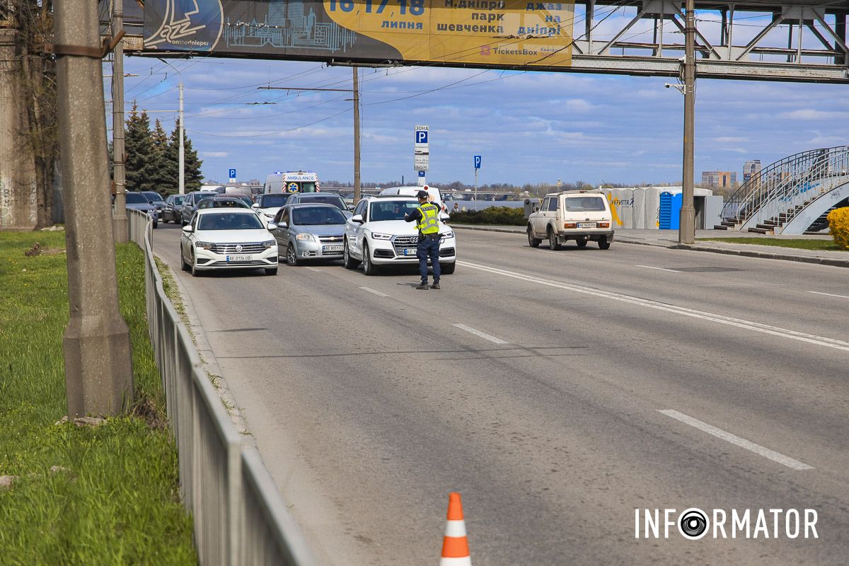 Постраждалого забрала "швидка". Патрульні регулюють рух Постраждалого забрала "швидка". Патрульні регулюють рух