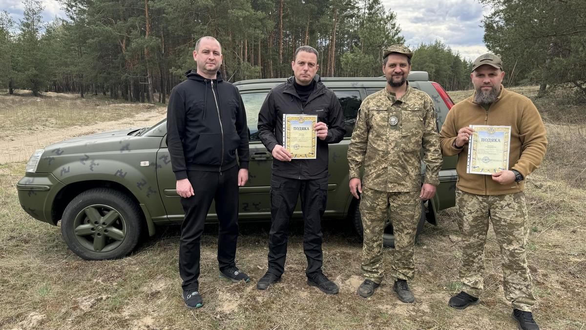 Передали авто земляку: мер Кам’янського побував на Харківському напрямку