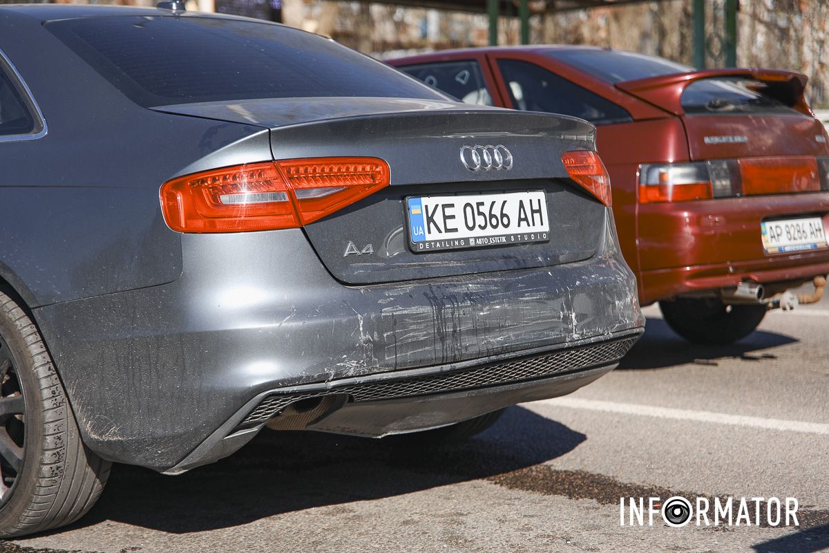 На дорозі знаходяться уламки від транспортних засобів На дорозі знаходяться уламки від транспортних засобів