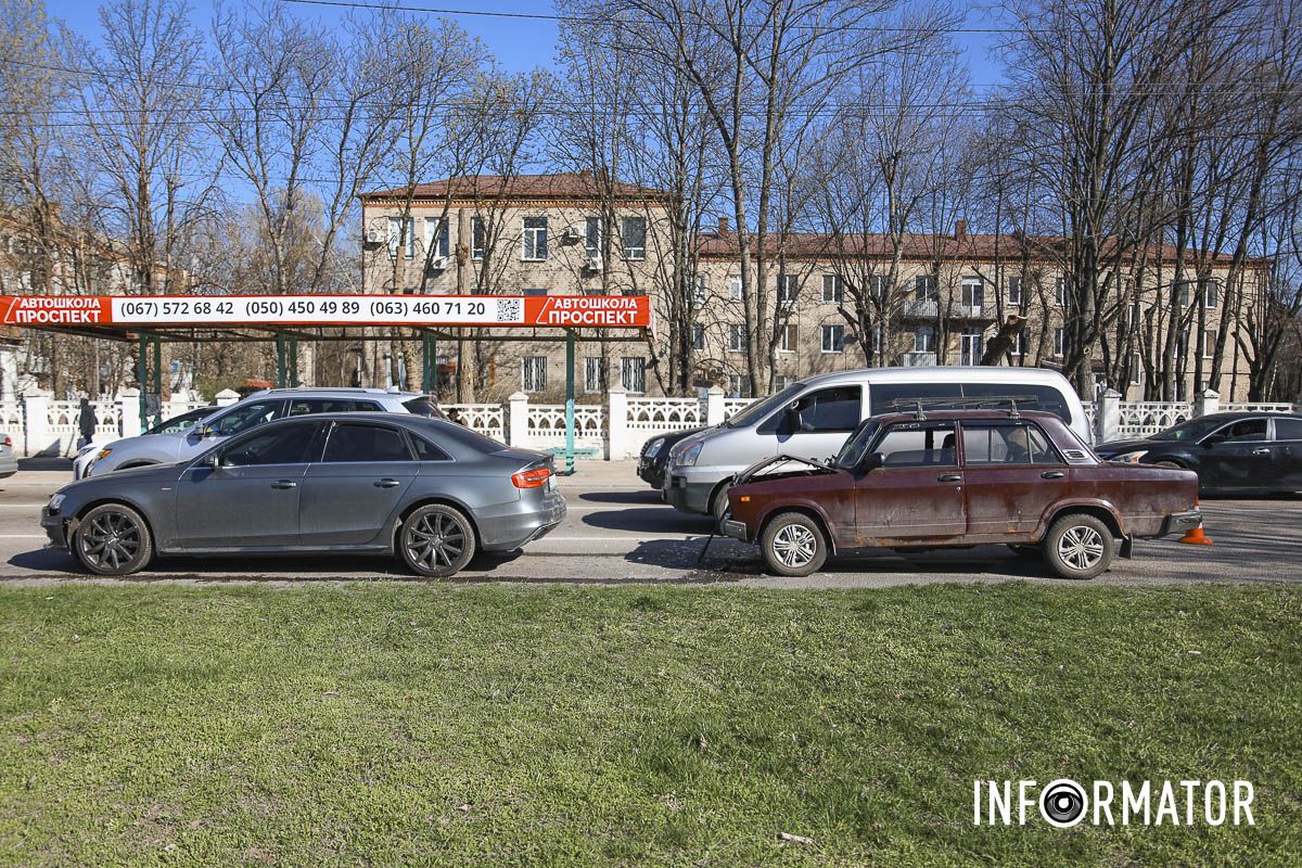 Автівки знаходяться у крайній лівій смузі та не заважають руху інших транспортних засобів Автівки знаходяться у крайній лівій смузі та не заважають руху інших транспортних засобів