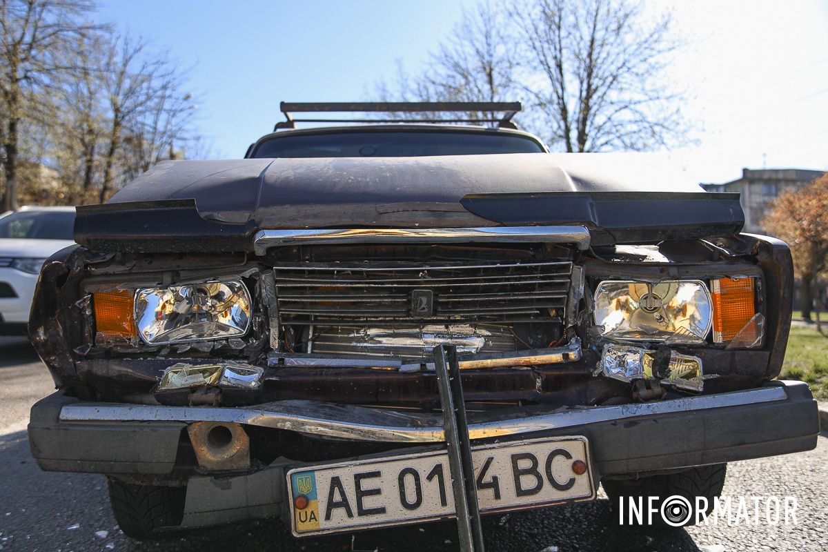 Біля світлофору ВАЗ зіткнувся з Audi Біля світлофору ВАЗ зіткнувся з Audi