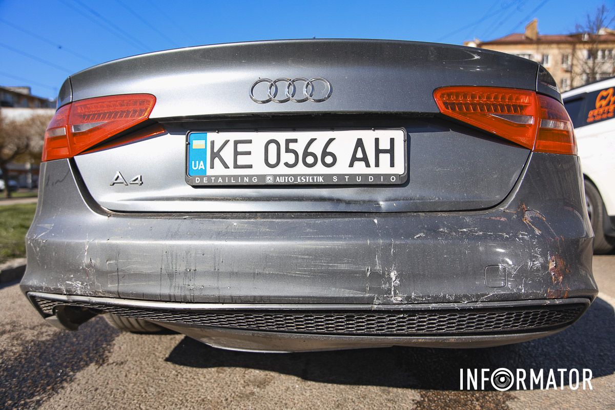 ВАЗ врізався в Audi, а та за інерцією зачепила ще одне авто, яке стояло попереду ВАЗ врізався в Audi, а та за інерцією зачепила ще одне авто, яке стояло попереду