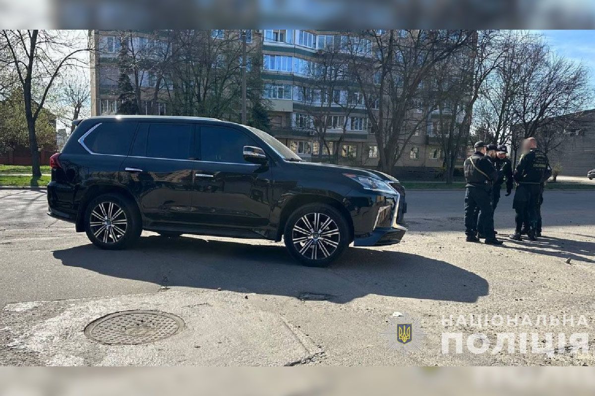Водій Lexus після ДТП побив пенсіонера та напав на журналіста