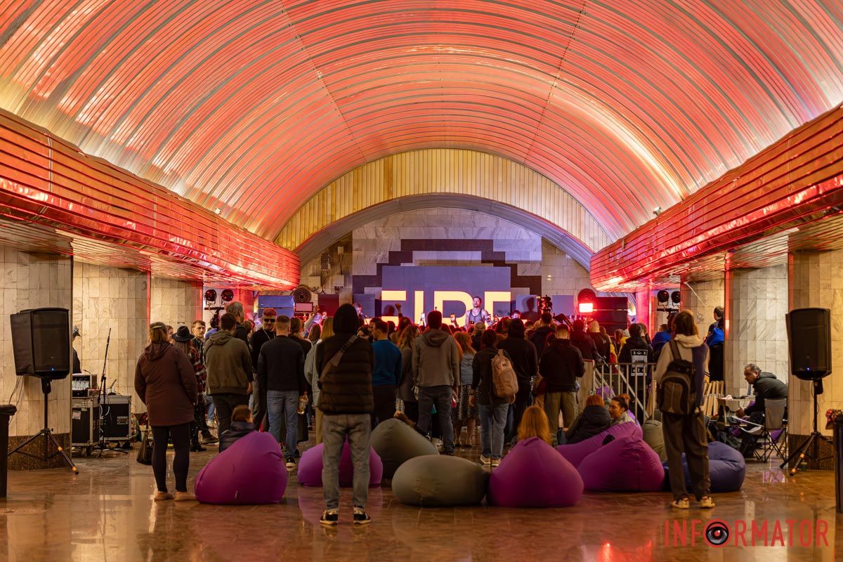 Виводить ноти чисто й ясно.