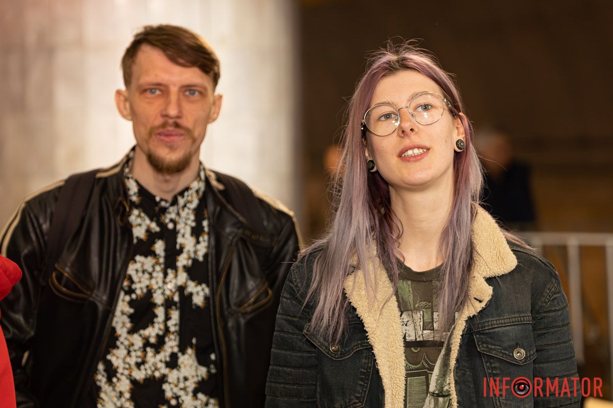 Веде, заспівує сопрано.