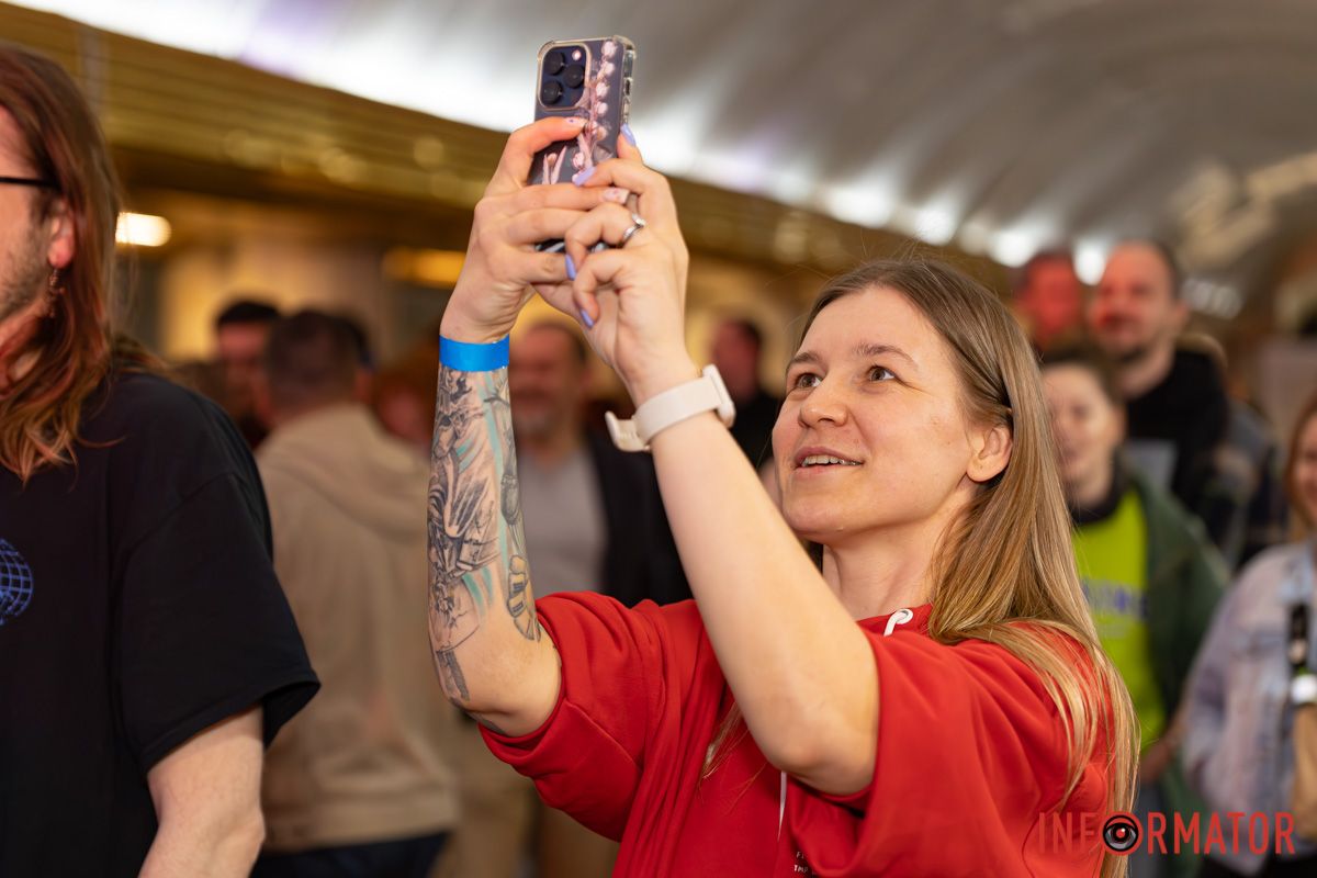 Вона пливе повільно над рікою,