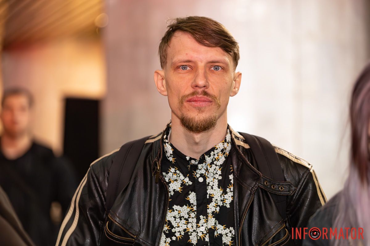 Закутана в лунку вечірню млу,