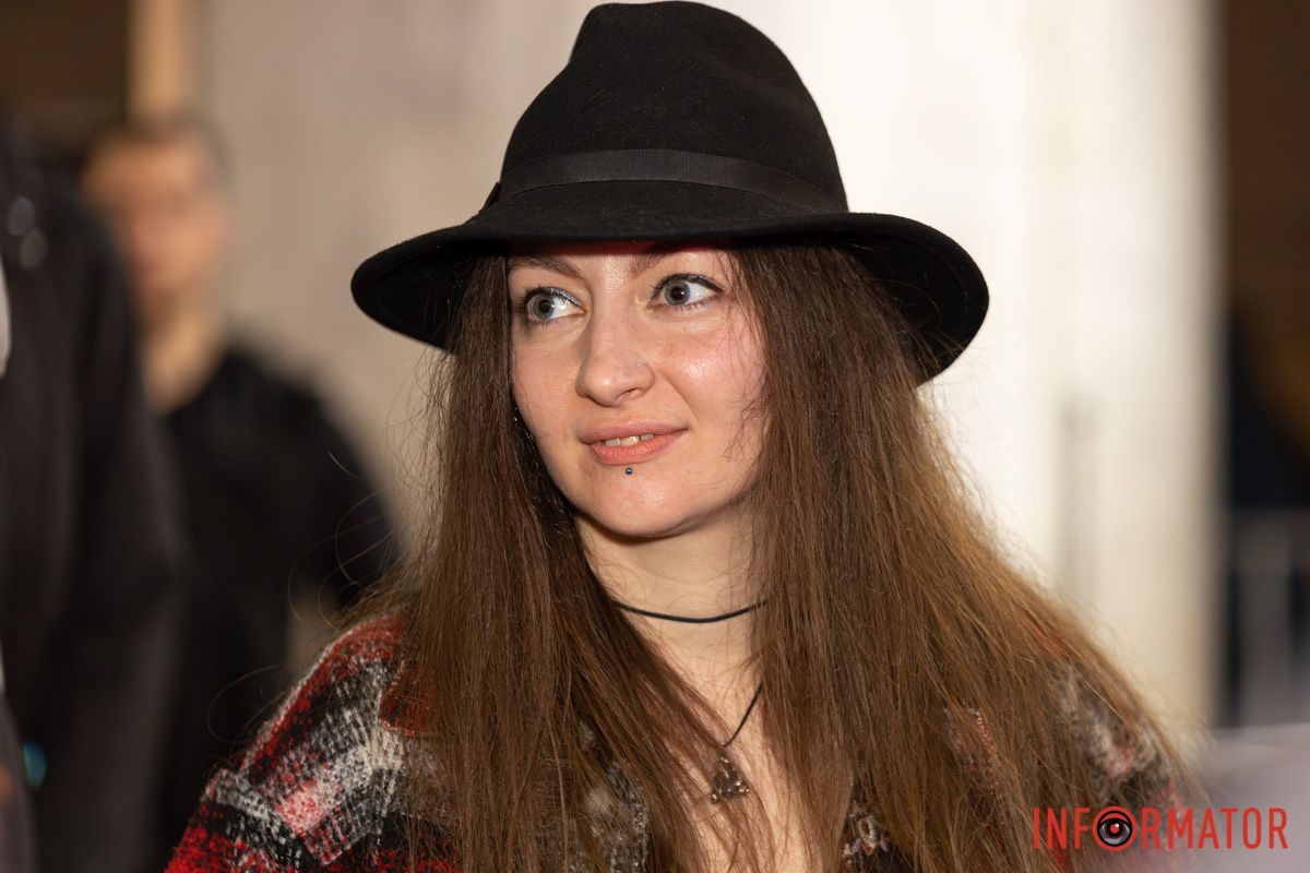 Вирує, в’ється і бентежить слух.