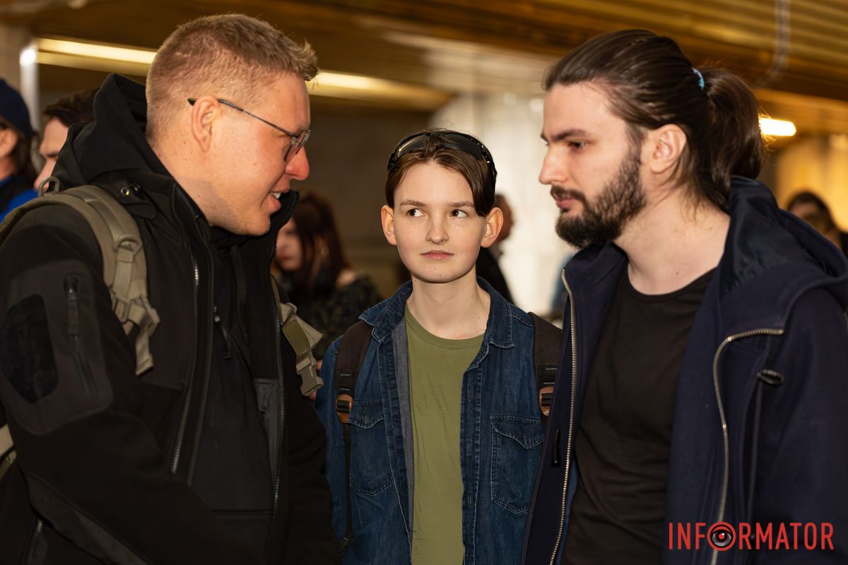 А то почув цю пісню, і до болю,