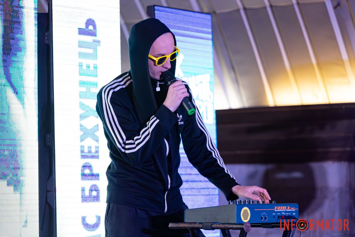 І поруч до зірок дістався,