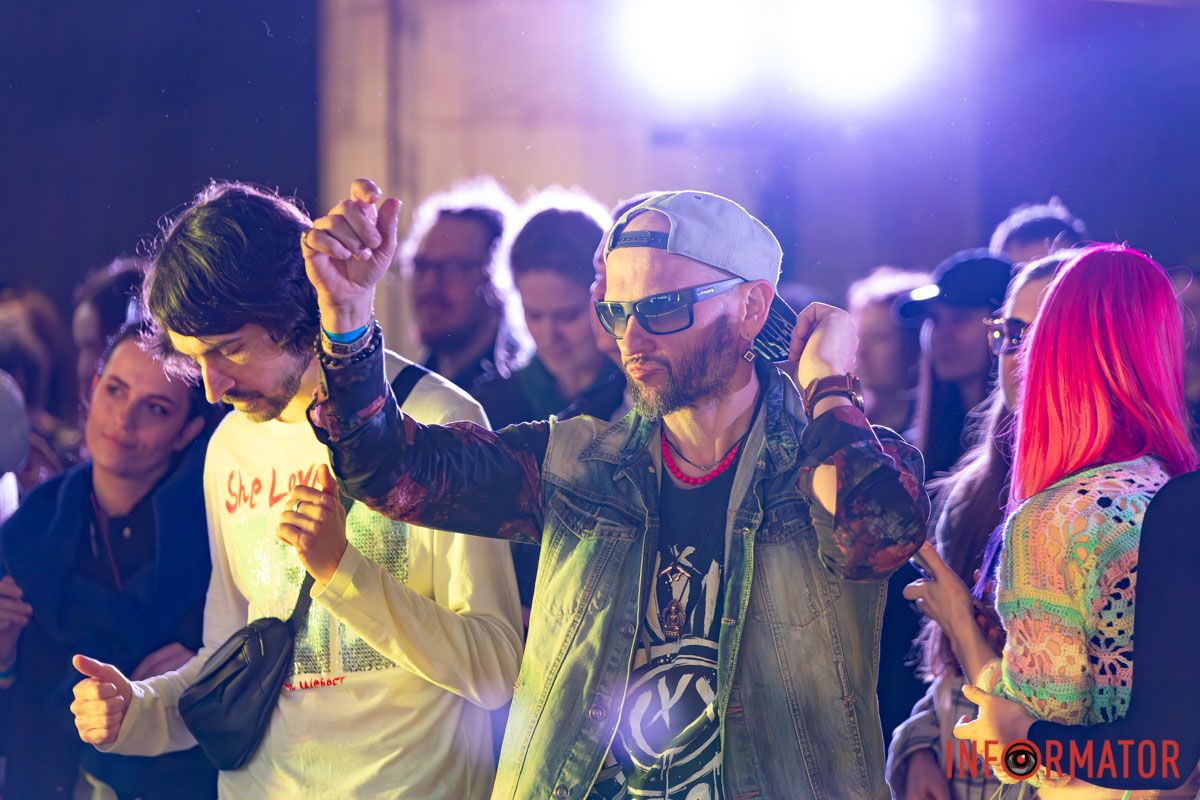 А потім тихо, оксамитно заспіває