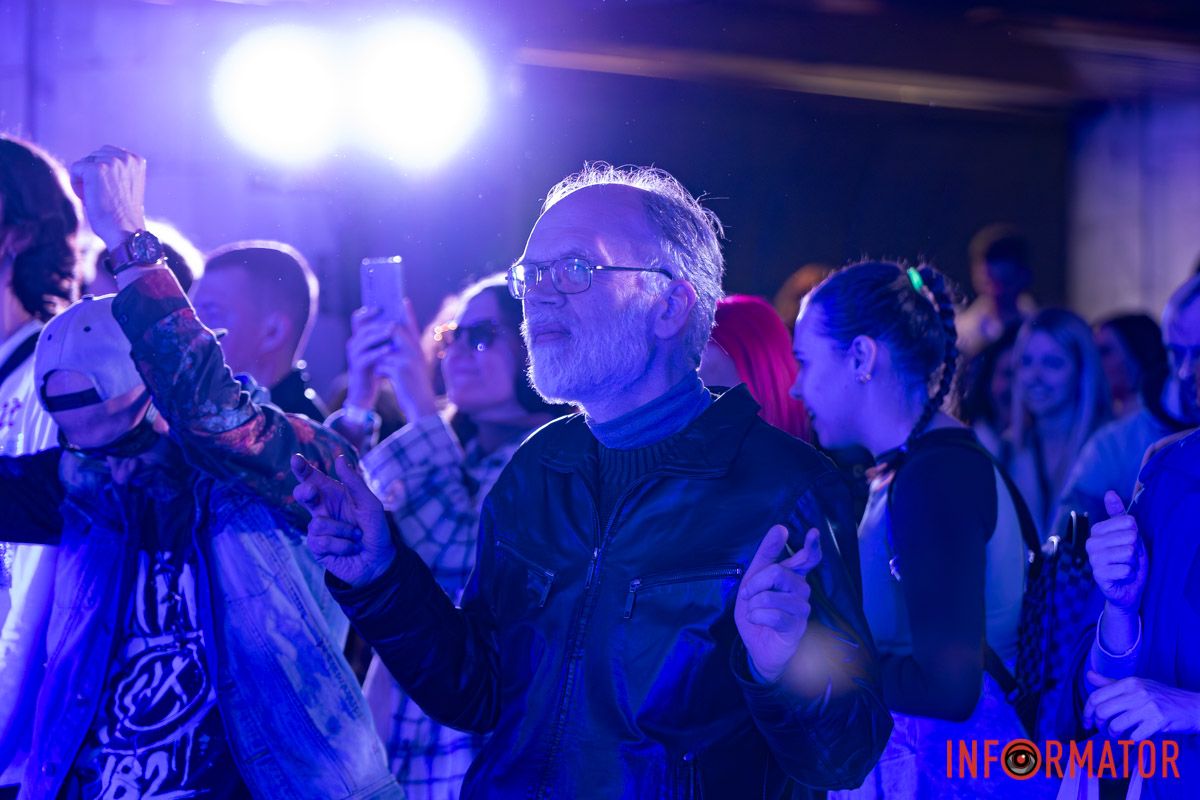 Він за сопрано легко ходить.