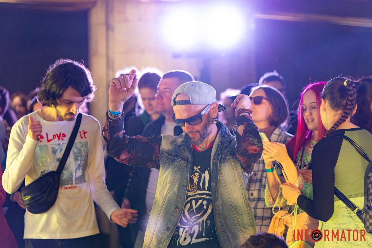 А поруч дивно альт виводить,