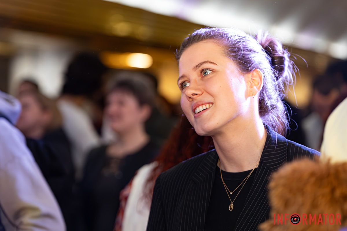 То вниз несеться й знов злітає,