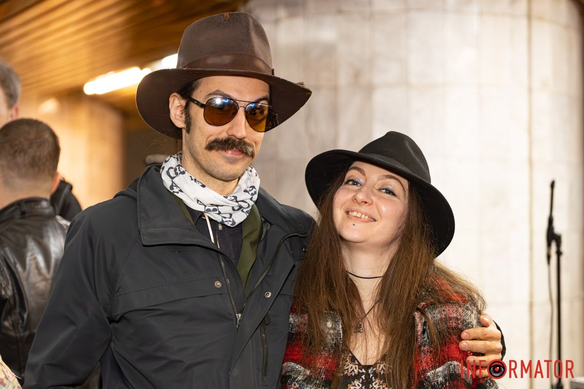 Душа з душею в небі розмовляють.