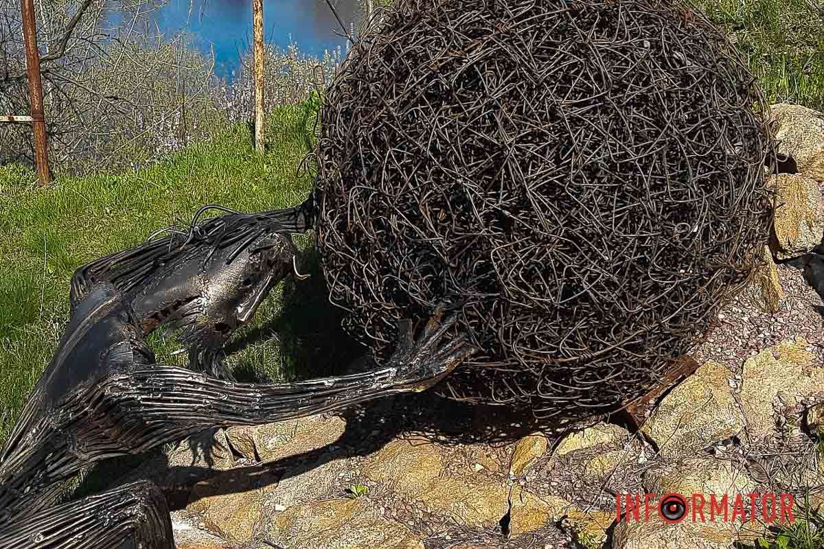 Бузьковим цвітом напуває тишу