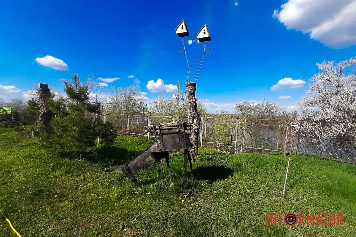 Вплітає голка кетяги калини —