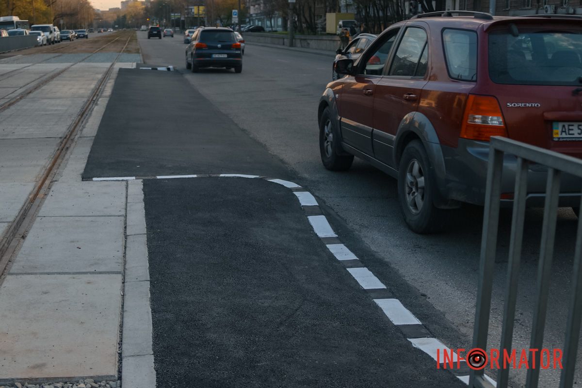 Тут встановлені широкоплощинні плити та укладений новий асфальт