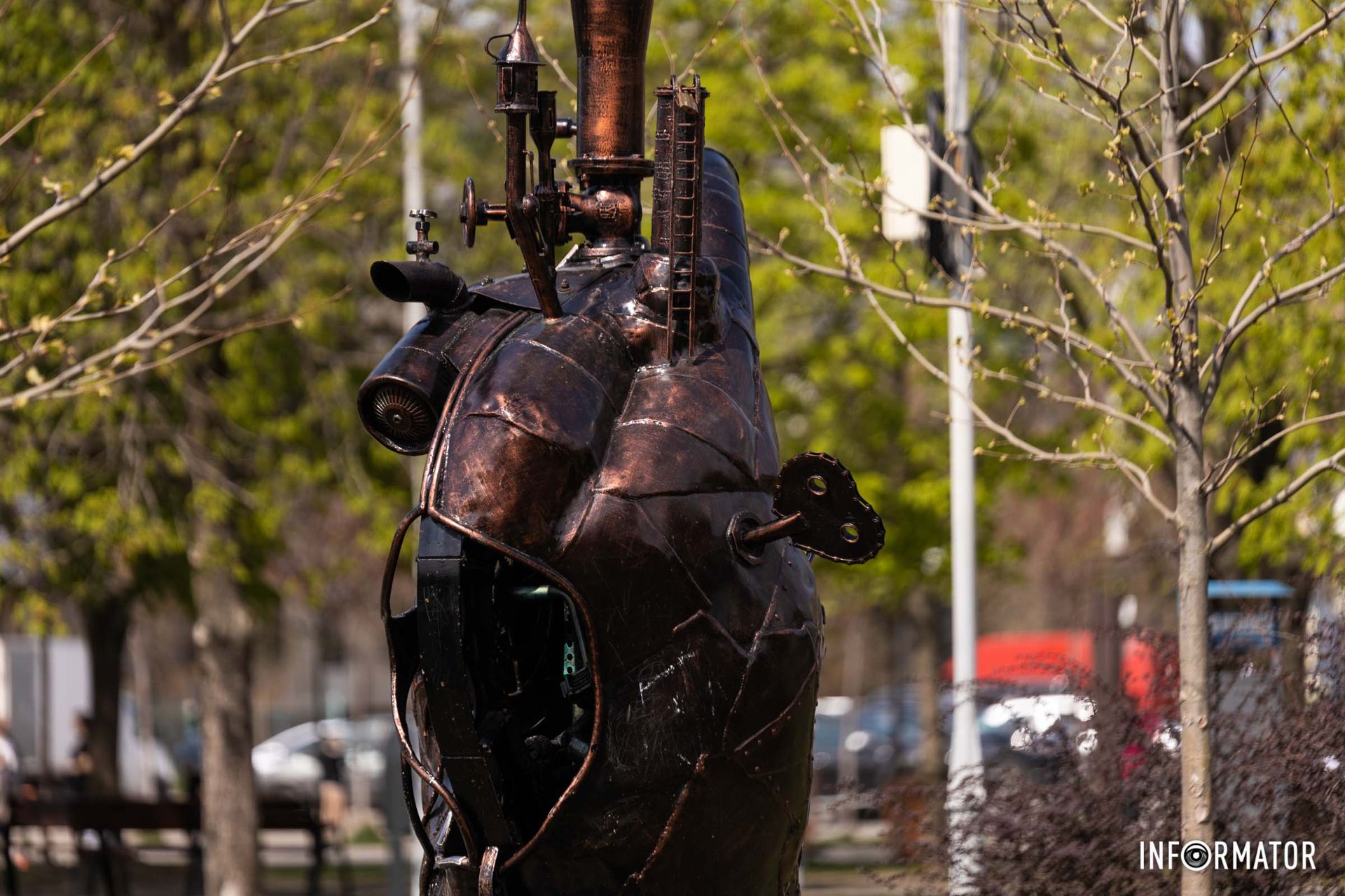 Творит удивительные картины красоты. Творит удивительные картины красоты.