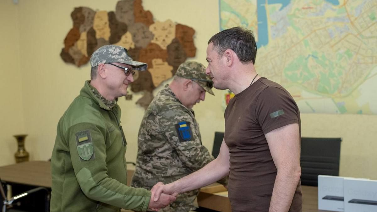 Батальону ТрО Каменского района передали планшеты и радиостанции