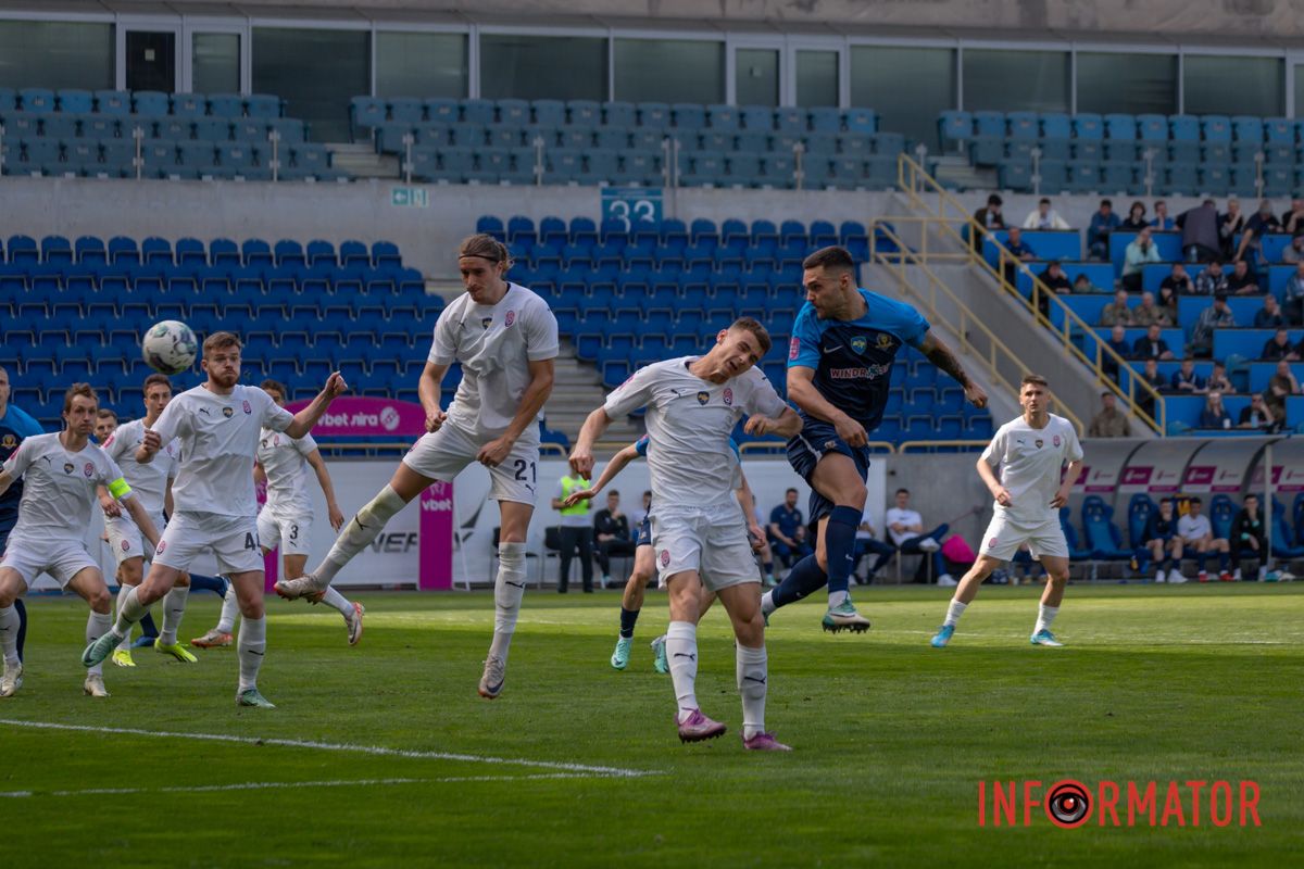 Гуцуляк забиває головою після подачі кутового