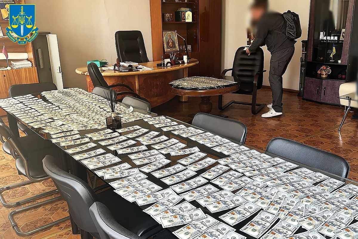 Їм заплатили 30 тисяч доларів Їм заплатили 30 тисяч доларів