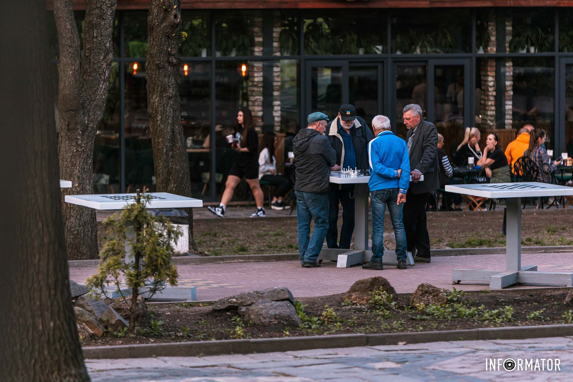 На вулицях міста можна побачити неймовірні ароматні магнолії, ніжні сакури та усілякі квіти