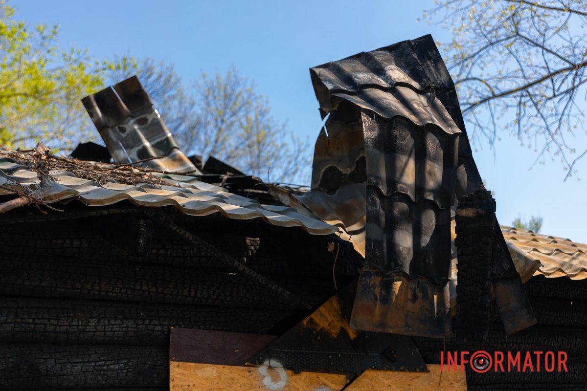 Воно знаходиться поруч з алеєю казкових героїв