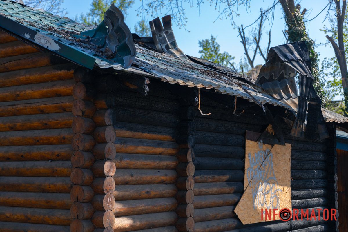 Кафе з дерев'яного зрубу